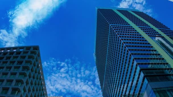 Uma cronologia da nuvem refletindo o edifício na cidade de negócios tiro largo panning — Vídeo de Stock