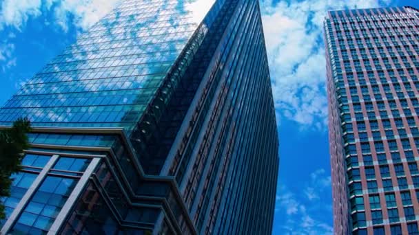 Un lapso de tiempo de la nube que refleja el edificio en la ciudad de negocios panorámica — Vídeo de stock