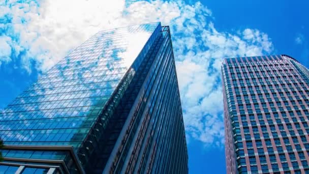 Un timelapse de la nube que refleja el edificio en la ciudad de negocios zoom de tiro ancho — Vídeos de Stock