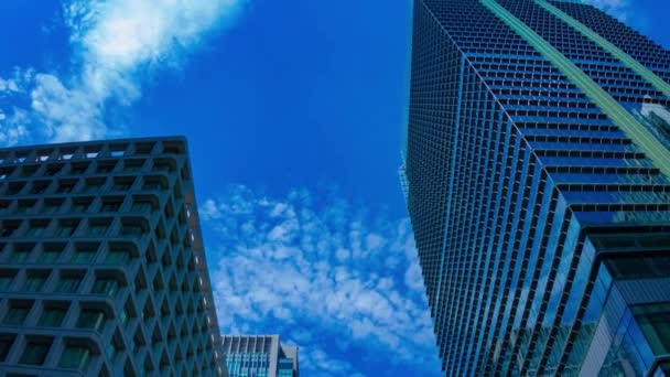 A timelapse of the cloud reflecting the building at the business town wide shot zoom — Stok Video