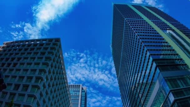 A timelapse of the cloud reflecting the building at the business town wide shot tilt — Stok Video