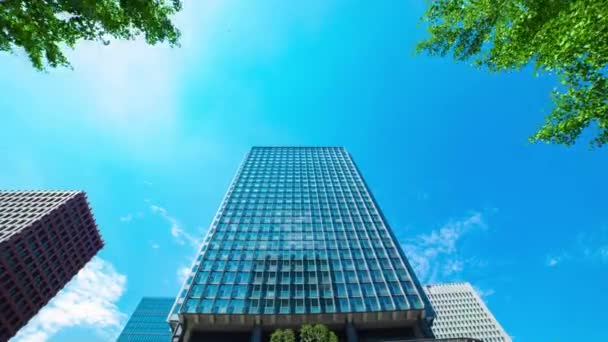ビジネス街全体のショットズームの建物を反映した雲のタイムラプス — ストック動画