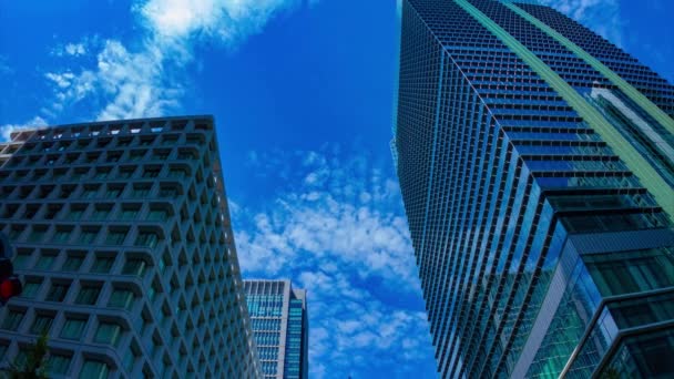 A timelapse of the cloud reflecting the building at the business town wide shot — Stok Video