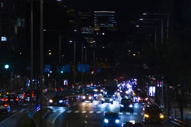 Aoyama 'da şehir caddesinde gece trafiği sıkışık.