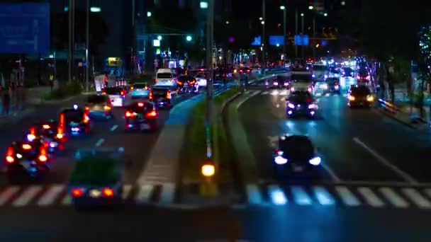 青山高架桥城市街道上小型交通堵塞的一个夜晚过去了 — 图库视频影像