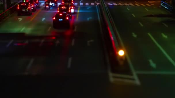 Un lapso de tiempo nocturno de atasco de tráfico en miniatura en la calle de la ciudad en Aoyama — Vídeos de Stock