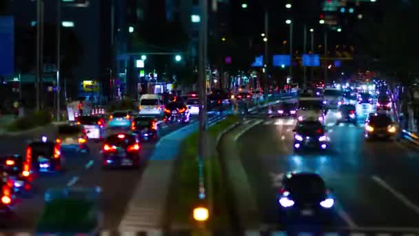 Uma cronologia noturna do engarrafamento em miniatura na rua da cidade em Aoyama tiltshift zoom — Vídeo de Stock