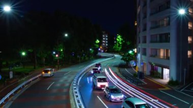 Aoyama 'daki şehir caddesinde trafik sıkışıklığının gece vakti büyümesi.