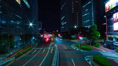Aoyama 'daki şehir caddesinde trafik sıkışıklığının gece vakti büyümesi.