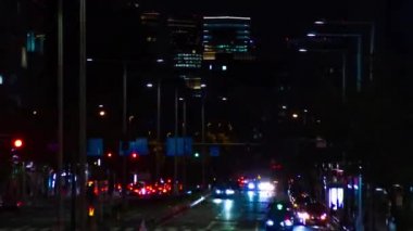 Aoyama 'da şehir caddesinde gece trafiği sıkışıklığı...