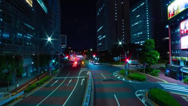 Sebuah malam tiLapse kemacetan lalu lintas di jalan kota di Aoyama lebar ditembak zoom — Stok Video