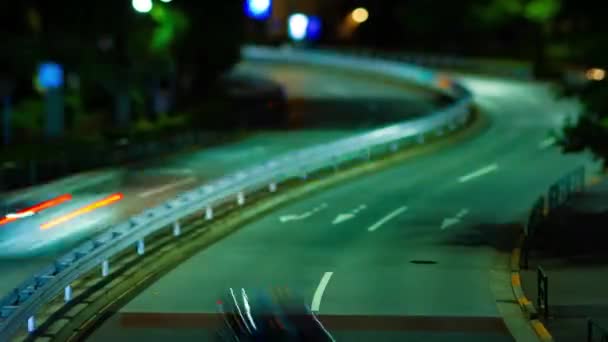 Un timelapse nocturno de atasco de tráfico en miniatura en la calle de la ciudad en Aoyama tiltshift zoom — Vídeo de stock