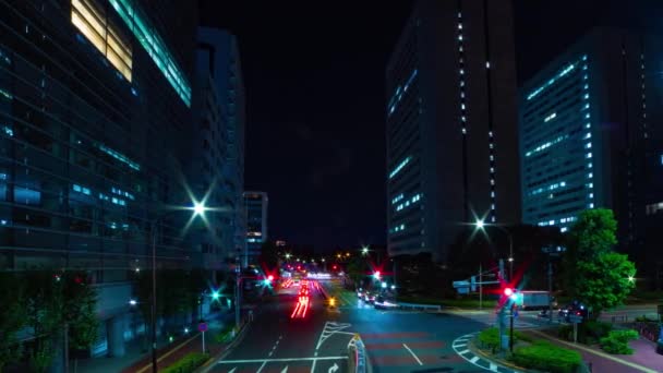 Malam yang penuh kemacetan lalu lintas di jalan kota di Aoyama — Stok Video