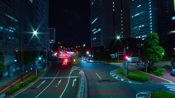 Ein nächtlicher Stau auf der Stadtstraße in Aoyama Weitwinkelzoom — Stockvideo
