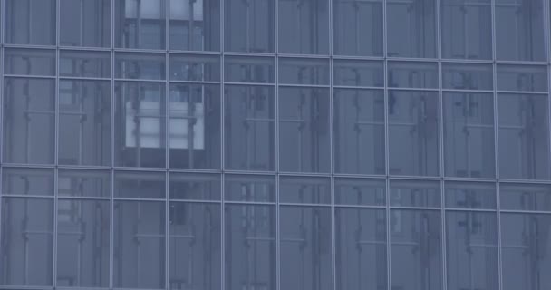 ビジネス街のビル内のエレベーターの移動撮影 — ストック動画