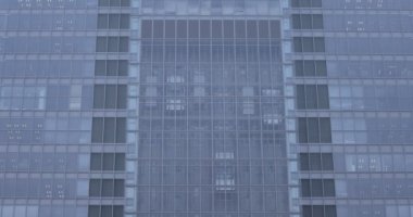 İş kasabasındaki binanın içine asansör taşıyorum.