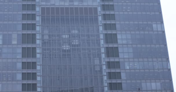 Elevador em movimento dentro do edifício na cidade de negócios — Vídeo de Stock