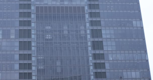 Elevador em movimento dentro do edifício na cidade de negócios — Vídeo de Stock