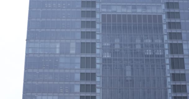 Ascensor móvil dentro del edificio en la ciudad de negocios — Vídeo de stock