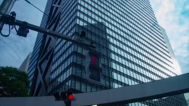 Un timelapse de semáforo cerca del edificio en la inclinación de Shinjuku — Vídeos de Stock