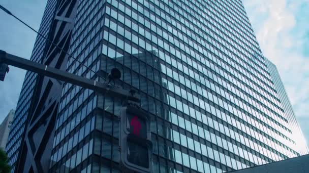 Uma cronologia do semáforo perto do edifício em Shinjuku panning — Vídeo de Stock