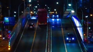 Tokyo 'nun şehir merkezindeki caddede trafik sıkışıklığı gece zoom' u