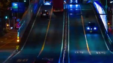 Tokyo 'nun şehir merkezindeki caddede trafik sıkışıklığı zamanı.