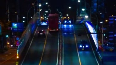 Tokyo 'nun şehir merkezindeki caddede trafik sıkışıklığı gece zoom' u