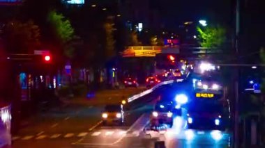 Tokyo 'nun şehir merkezindeki caddede trafik sıkışıklığı gece zoom' u