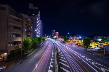 Tokyo 'da şehir merkezinde gece trafiği sıkışık.