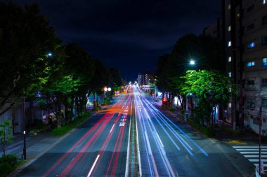 Tokyo 'da şehir merkezinde gece trafiği sıkışık.