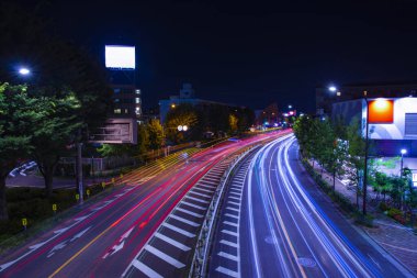 Tokyo 'da şehir merkezinde gece trafiği sıkışık.