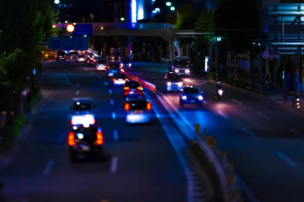Un atasco de tráfico en miniatura nocturna en el centro de la calle tiltshift —  Fotos de Stock