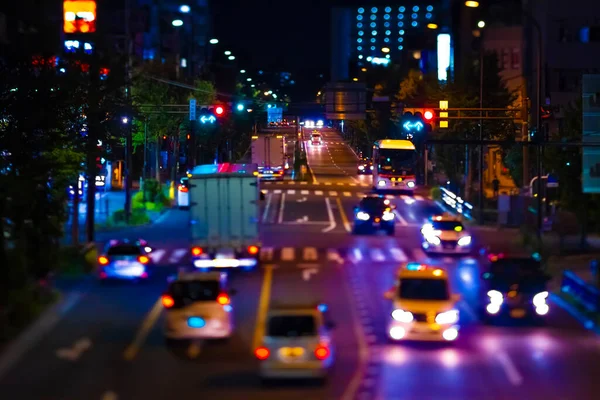 Şehir merkezindeki vardiyada gece minyatür bir trafik sıkışıklığı — Stok fotoğraf