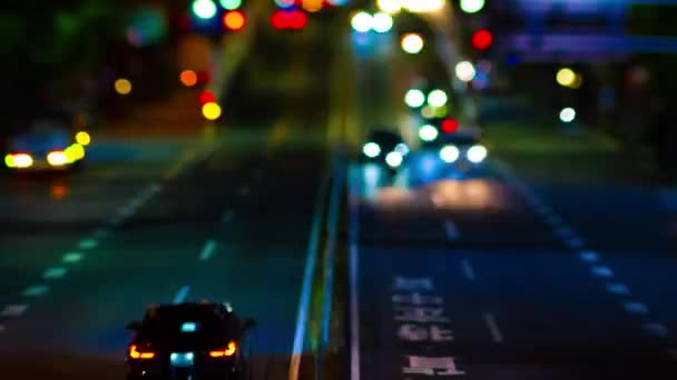 Noční čas miniaturní dopravní zácpy v centru města ulici naklápěcí pánve — Stock video