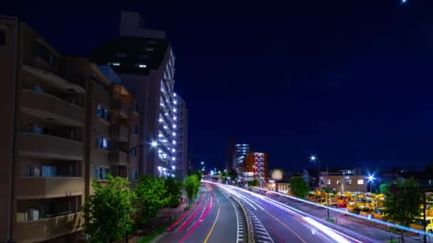 Een avond tijdsspanne van de file op de benedenstad straat in Tokio brede schot panning — Stockvideo