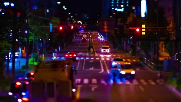 Minyatür trafik sıkışıklığının gece vakti şehir merkezindeki tiltshift zoom 'unda — Stok video