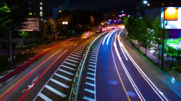 東京の繁華街での渋滞の夜のタイムラプスワイドショットのパンニング — ストック動画