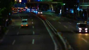 Minyatür trafik sıkışıklığının gece vakti şehir merkezindeki trafik vardiyasında eğik duruyor.