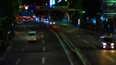 Minyatür trafik sıkışıklığının gece vakti şehir merkezindeki trafik vardiyasında eğik duruyor.