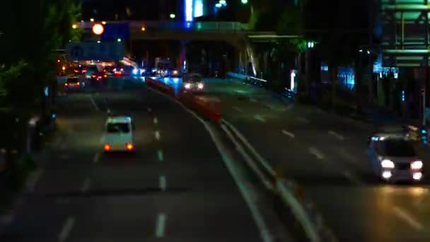 Noční čas miniaturní dopravní zácpy na náklonu ulice v centru města — Stock video