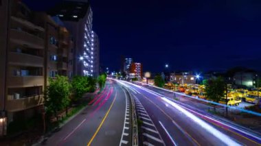 Tokyo 'nun şehir merkezindeki caddede trafik sıkışıklığı gece zoom' u