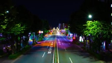 Tokyo 'nun şehir merkezindeki caddede trafik sıkışıklığı gece zoom' u