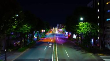 Tokyo 'nun şehir merkezindeki caddede trafik sıkışıklığı gece zoom' u