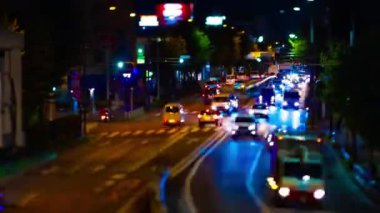 Minyatür trafik sıkışıklığının gece vakti şehir merkezindeki tiltshift zoom 'unda