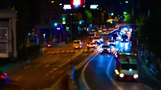 Un timelapse notturno di ingorgo in miniatura al tiltshift della strada del centro — Video Stock