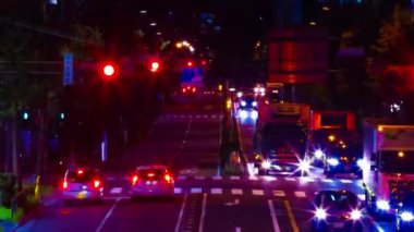 Tokyo 'nun şehir merkezindeki caddede gece vakti trafik sıkışıklığı.