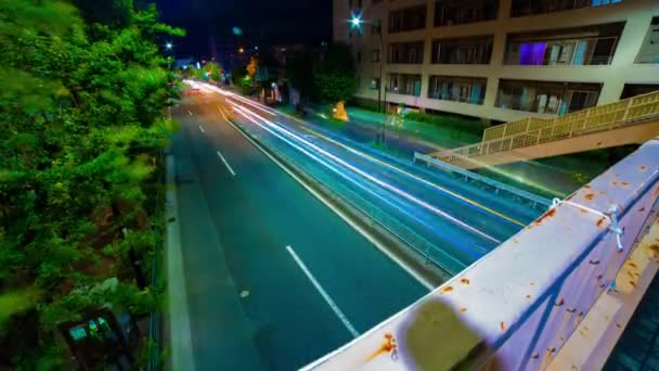 En natt timelapse av trafikstockning på centrum gatan i Tokyo bred skott lutning — Stockvideo