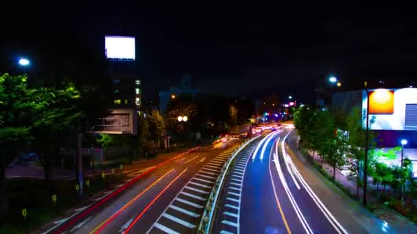 Tokyo 'da şehir merkezindeki caddede gece vakti trafik sıkışıklığı. — Stok video