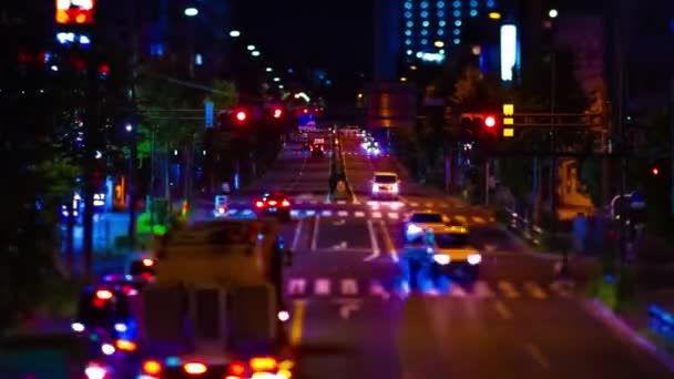 Un timelapse nocturno de atasco de tráfico en miniatura en el centro de la calle tiltshift zoom — Vídeo de stock